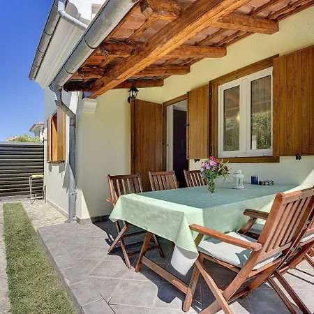 Casa Helena Nyaraló *